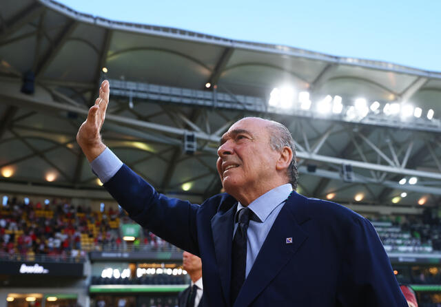 Il presidente della Fiorentina Rocco Commisso saluta i tifosi viola