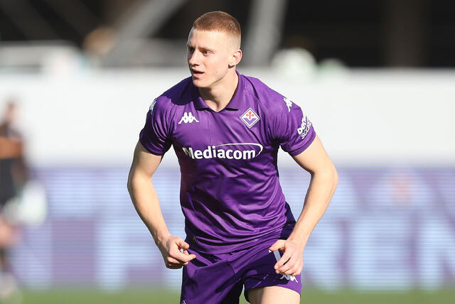 Il difensore della Fiorentina Pietro Comuzzo in campo in Serie A