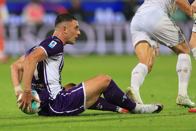 Roberto Piccoli a terra col pallone in Fiorentina-Napoli 