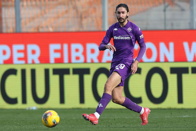 Yacine Adli in campo con la maglia della Fiorentina