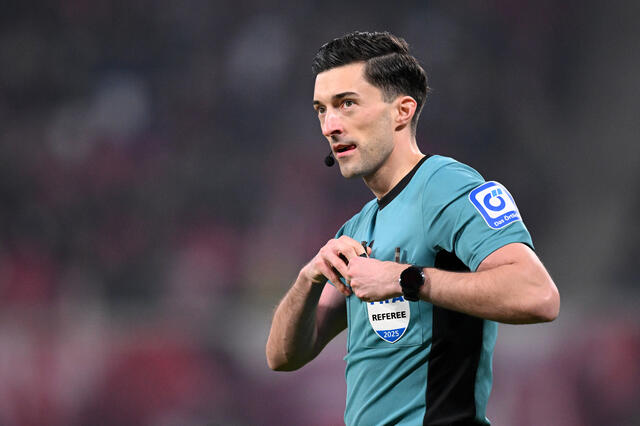 L'arbitro Florian Badstubner dirige una gara in Bundesliga 