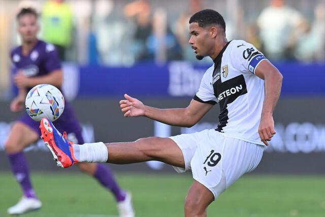Il centrocampista del Parma Simon Sohm effettua un controllo 