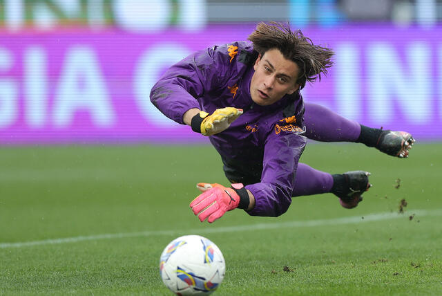 Tommaso Martinelli effettua una parata durante un riscaldamento in viola 