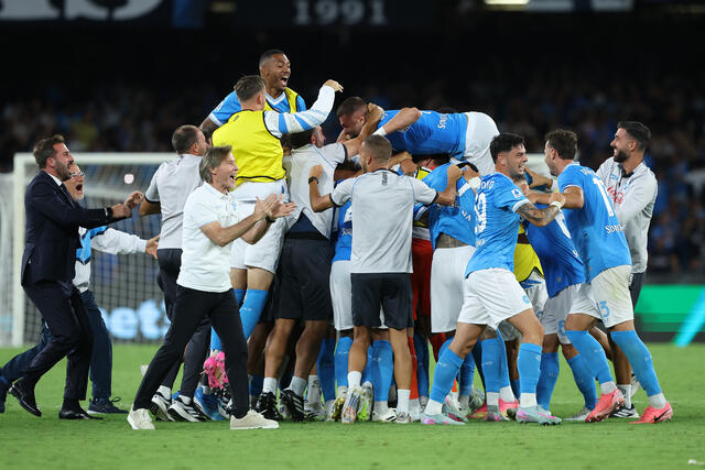 Giocatori del Napoli esultano per un gol segnato