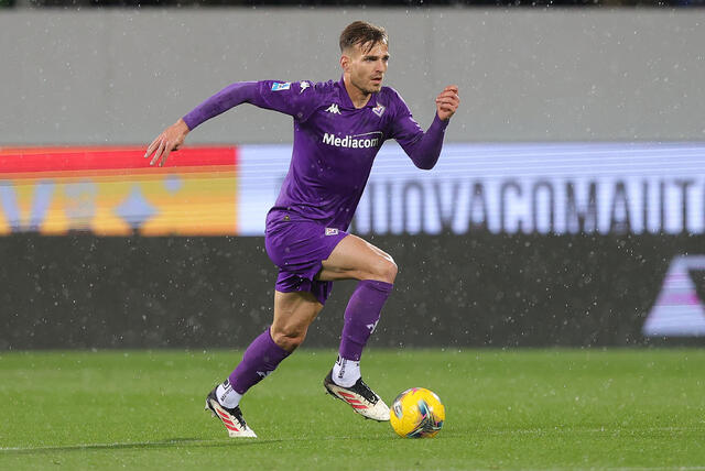 Marin Pongracic avanza col pallone in maglia viola al Franchi 