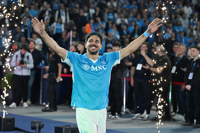 Giovani Simeone durante i festeggiamenti per lo scudetto del Napoli al Maradona 