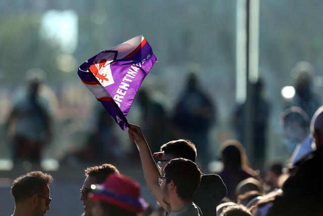 Bandiera della Fiorentina in mano a un tifoso