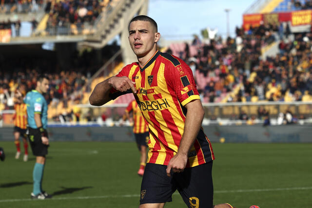 Nikola Krstovic esulta dopo un gol segnato 