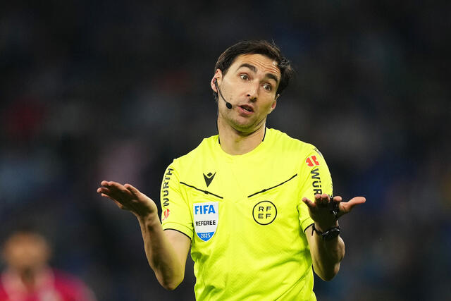 L'arbitro Ricardo De Burgos dirige Espanyol-Getafe in Liga