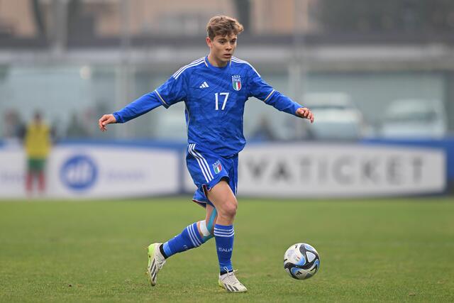 Il centrocampista Lorenzo Amatucci in campo con le giovanili dell'Italia