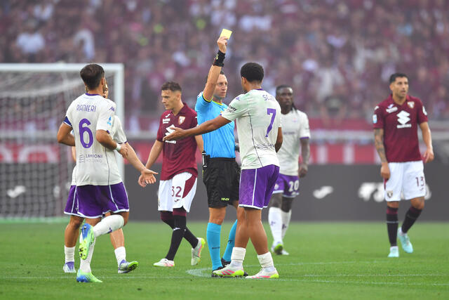 Rosario Abisso ammonisce Simon Sohm in Torino-Fiorentina