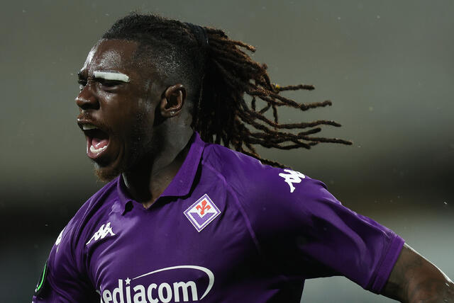 L'attaccante della Fiorentina Moise Kean esulta per un gol segnato 