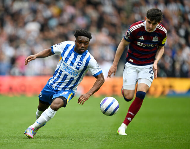 Tariq Lamptey durante un duello in Premier League