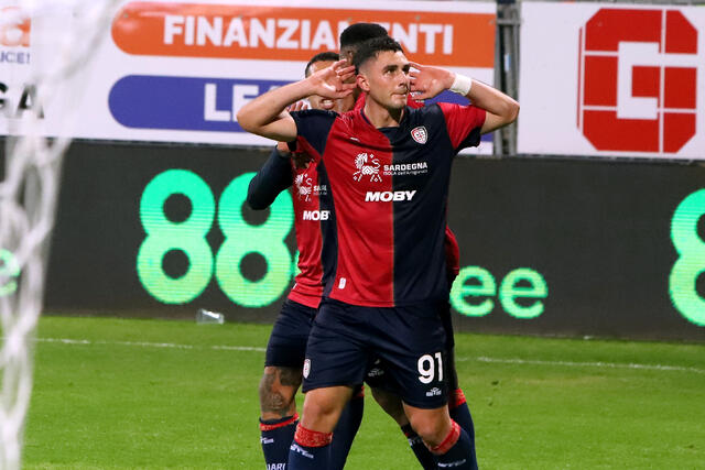 L'attaccante Roberto Piccoli esulta per un gol segnato con la maglia del Cagliari 
