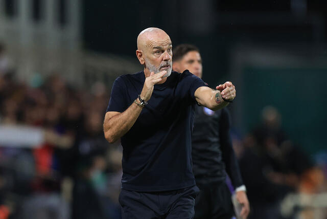 Il tecnico della Fiorentina Stefano Pioli da indicazioni alla squadra