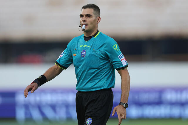 L'arbitro Simone Sozza mentre dirige Venezia-Fiorentina
