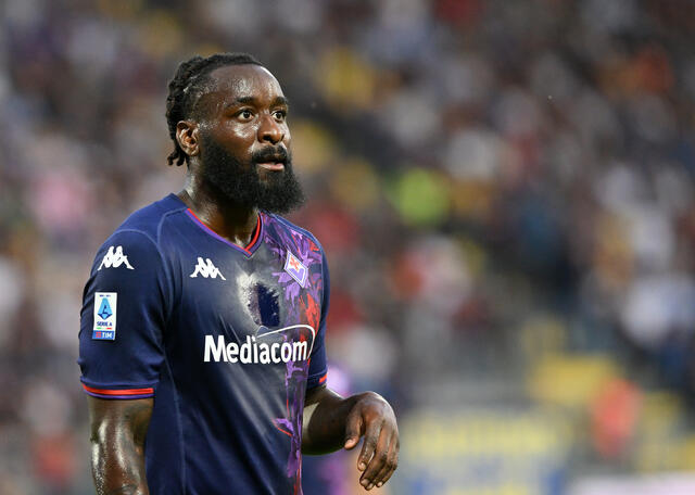 L'attaccante Mbala Nzola con la maglia della Fiorentina