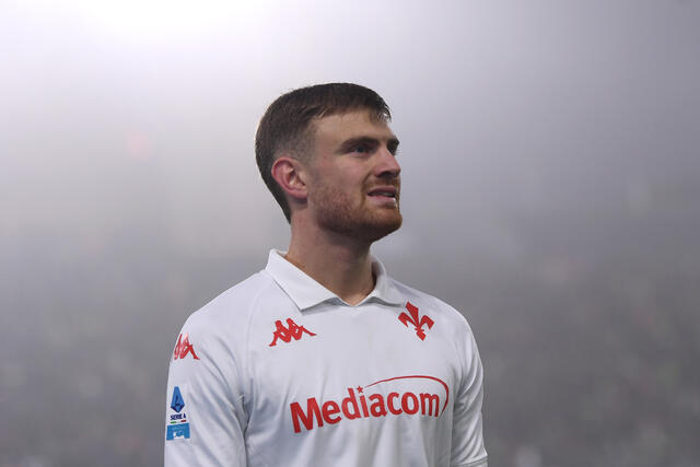 L'attaccante Lucas Beltran con la maglia della Fiorentina 