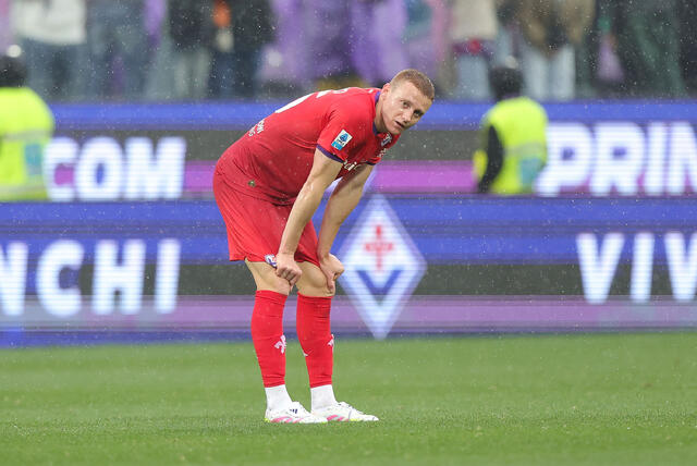 Pietro Comuzzo in campo con la maglia viola 