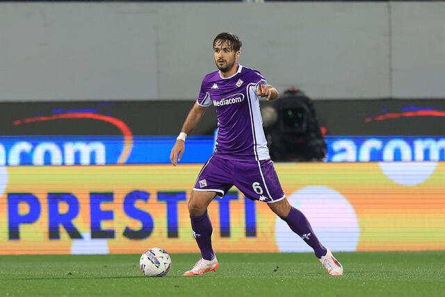 Il capitano della Fiorentina Luca Ranieri in campo col pallone 