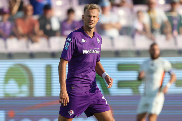 Antonin Barak indossa la maglia della Fiorentina in Serie A