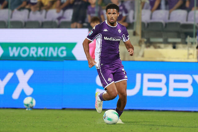 Il centrocampista della Fiorentina Simon Sohm in campo col pallone 
