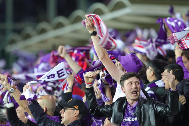 Tifosi della Fiorentina allo stadio Artemio Franchi per una partita 