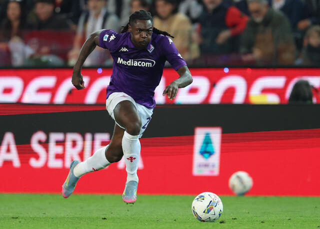 L'attaccante della Fiorentina Moise Kean avanza col pallone 