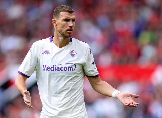 Edin Dzeko in campo in amichevole contro il Manchester United 