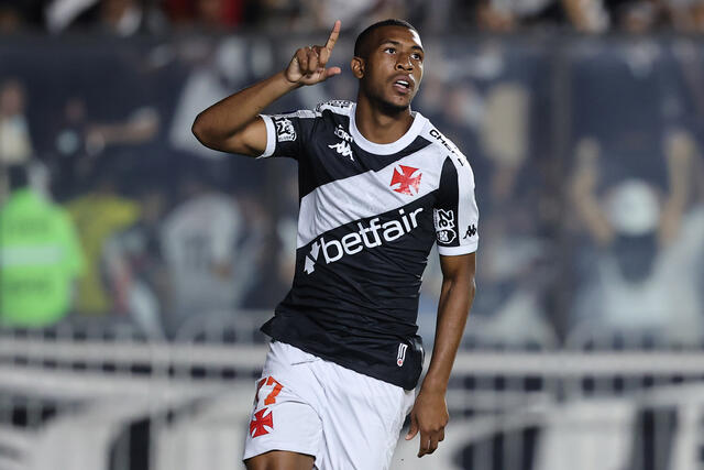L'esterno del Vasco da Gama Rayan Rocha esulta per un gol segnato 