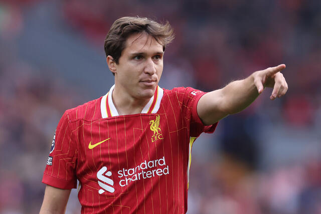 Federico Chiesa in campo con la maglia del Liverpool 