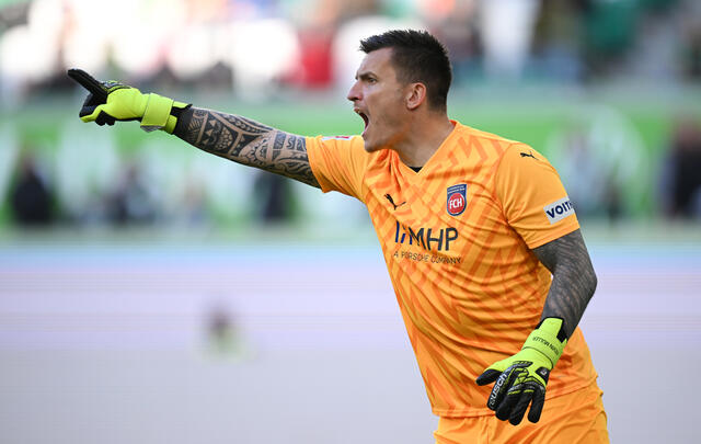 Il portiere dell'Heidenheim Kevin Muller da indicazione ai compagni