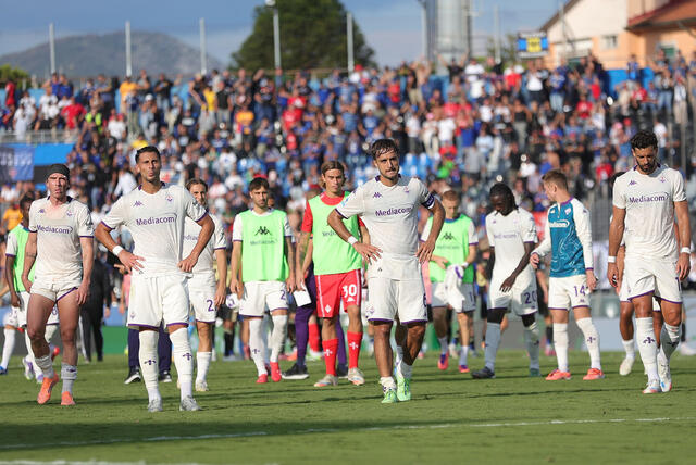 Giocatori della Fiorentina dopo lo 0-0 di Pisa 