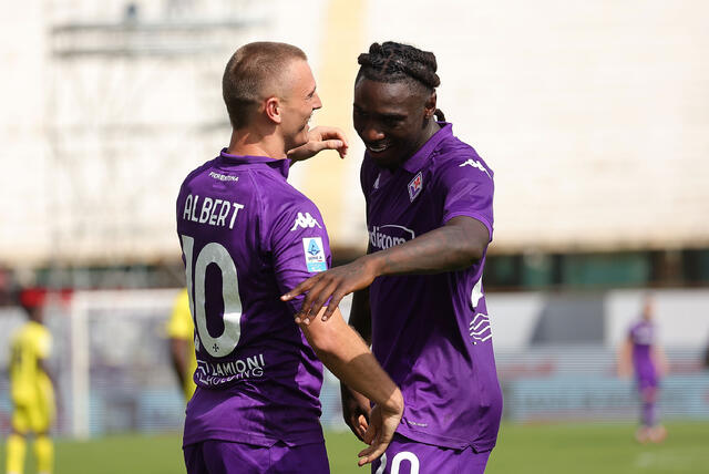 Albert Gudmundsson e Moise Kean esultano dopo un gol segnato