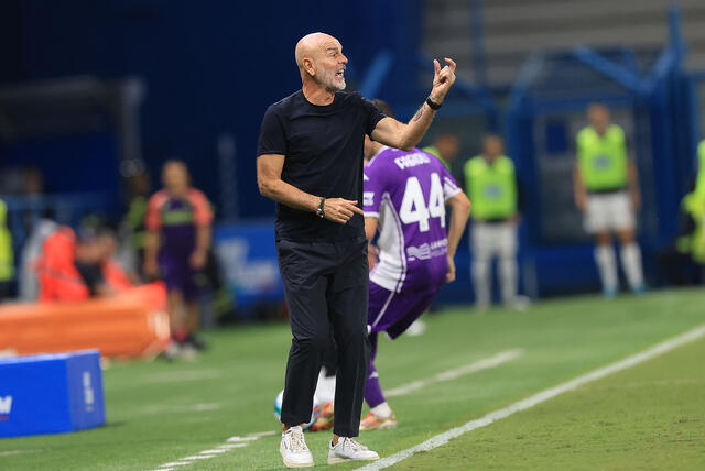 Stefano Pioli da indicazioni ai giocatori della Fiorentina in campo 