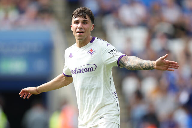 Il centrocampista Alessandro Bianco in maglia viola