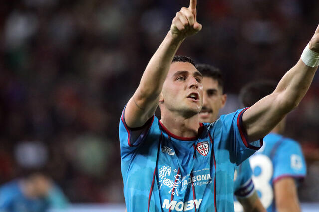 Roberto Piccoli esulta per un gol segnato con la maglia del Cagliari