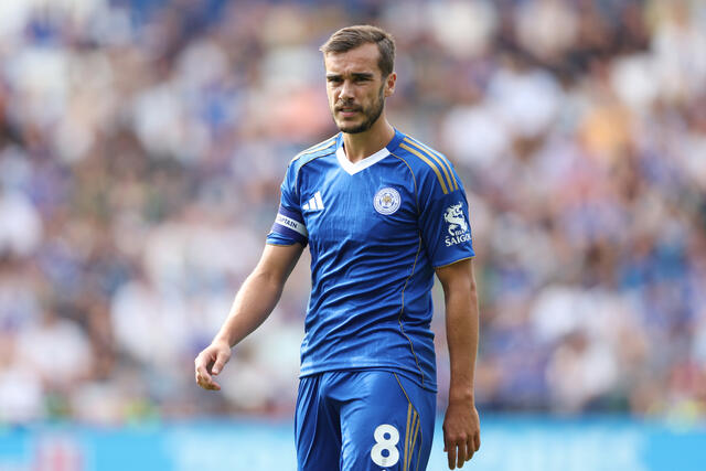 Harry Winks in campo in Premier League con la maglia del Leicester 