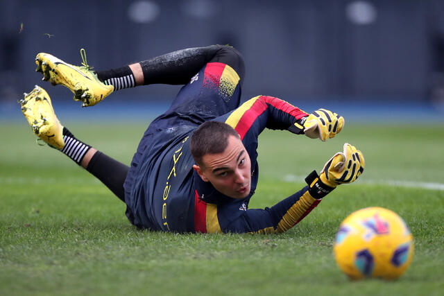 Il portiere Federico Brancolini effettua una parata durante un riscaldamento col Lecce 