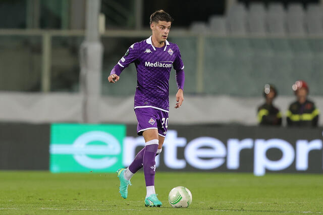 Niccolò Pierozzi con la maglia della Fiorentina 