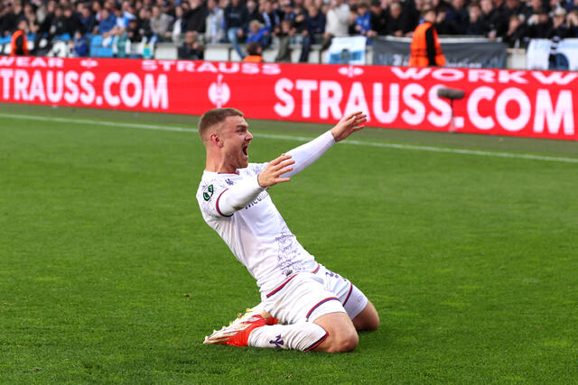 Lucas Beltran esulta dopo un gol segnato in Conference League con la Fiorentina