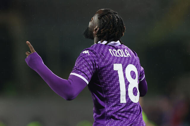 L'attaccante della Fiorentina Mbala Nzola esulta per un gol segnato in maglia viola