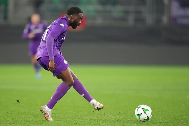L'esterno della Fiorentina Jonathan Ikone effettua un passaggio in maglia viola 