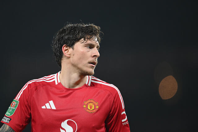 Il difensore Victor Lindelof con la maglia del Manchester United 