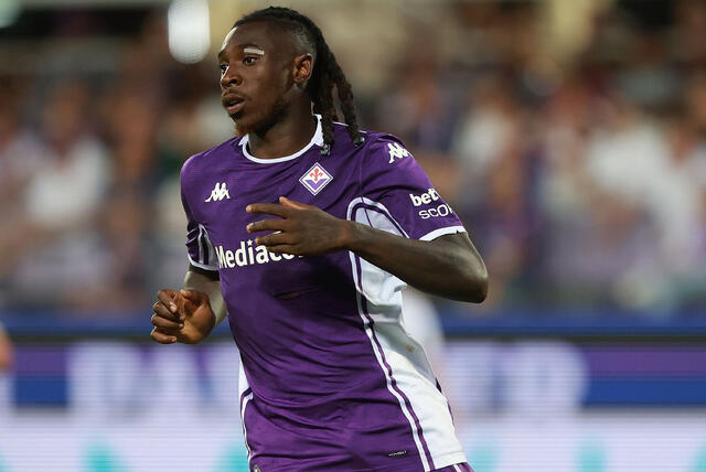 L'attaccante della Fiorentina Moise Kean in maglia viola 