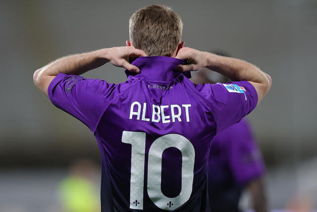 Albert Gudmundsson con la maglia della Fiorentina al Franchi