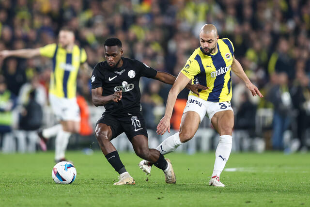 Sofyan Amrabat in campo con la maglia del Fenerbaçe