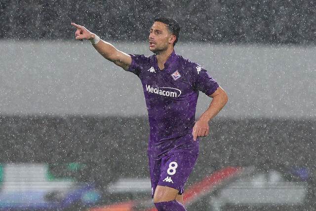 Rolando Mandragora in campo con la maglia della Fiorentina