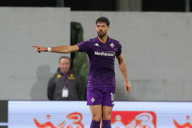 Il difensore della Fiorentina Pablo Marì da indicazioni ai compagni 