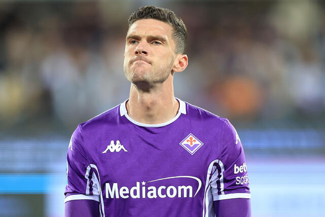 Robin Gosens in campo con la maglia della Fiorentina 